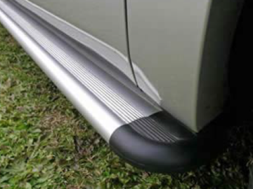 Estribos sobre plataforma de alumínio. Tipo S50 (3 portas)