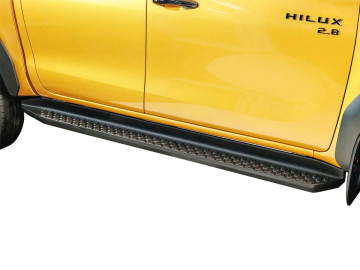 Estribos de plataforma tipo OE para Hilux 2026+ (cabina extra)
