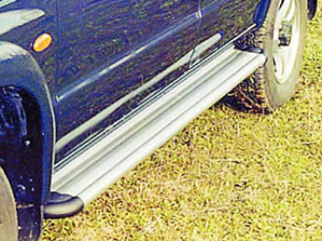 Estribos em plataforma de alumínio. Tipo S50 (cabina dupla)