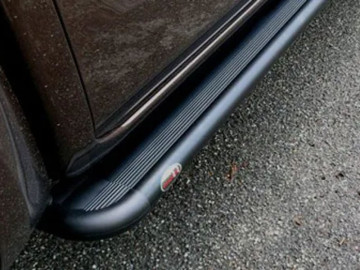 Estribos em plataforma de alumínio. Tipo S50 preto (3 portas).