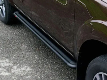 Estribos em plataforma de alumínio. Tipo S50 preto (5 portas).