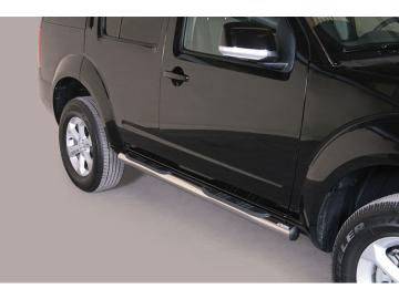 Estribos em tubo inox Ø76 mm, com pisantes.