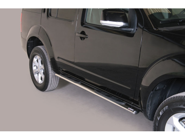 Estribos em tubo inox, secção oval, com pisantes.