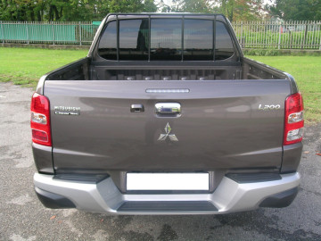 Separação da Grelha de proteção da carga de vidro da cabina - Fiat Fullback (2016-)