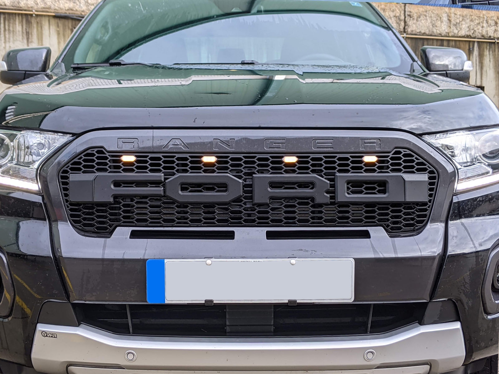 Grelha frontal em ABS com LED e letras “FORD” – Ranger Wildtrak 2019–2022