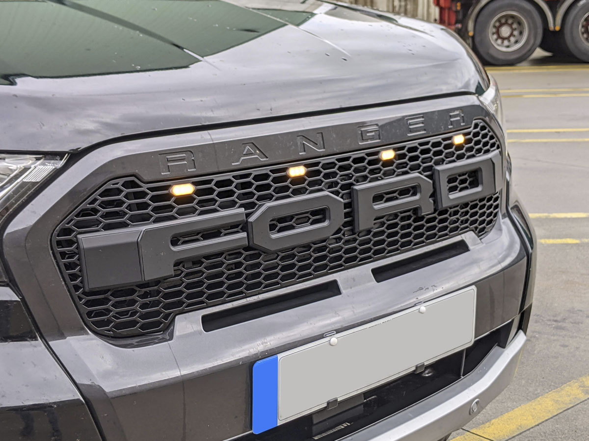 Grelha frontal em ABS com LED e letras “FORD” – Ranger Wildtrak 2019–2022