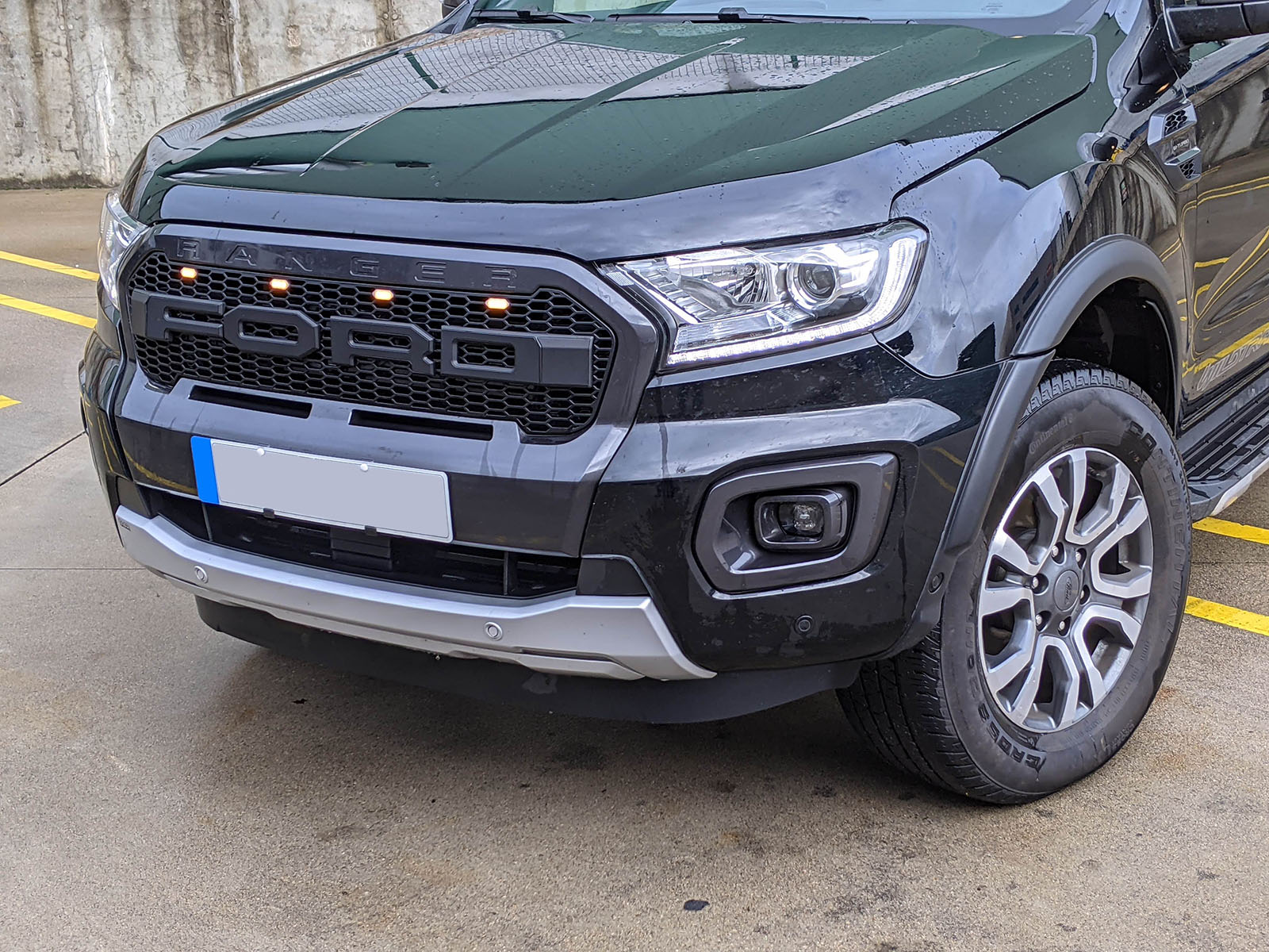 Grelha frontal em ABS com LED e letras “FORD” – Ranger Wildtrak 2019–2022