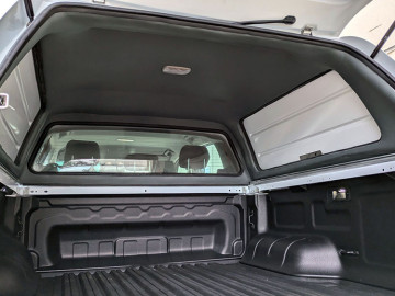 HardTop ALPHA CMX em fibra de vidro, com 3 portas em fibra de vidro (cabine dupla)