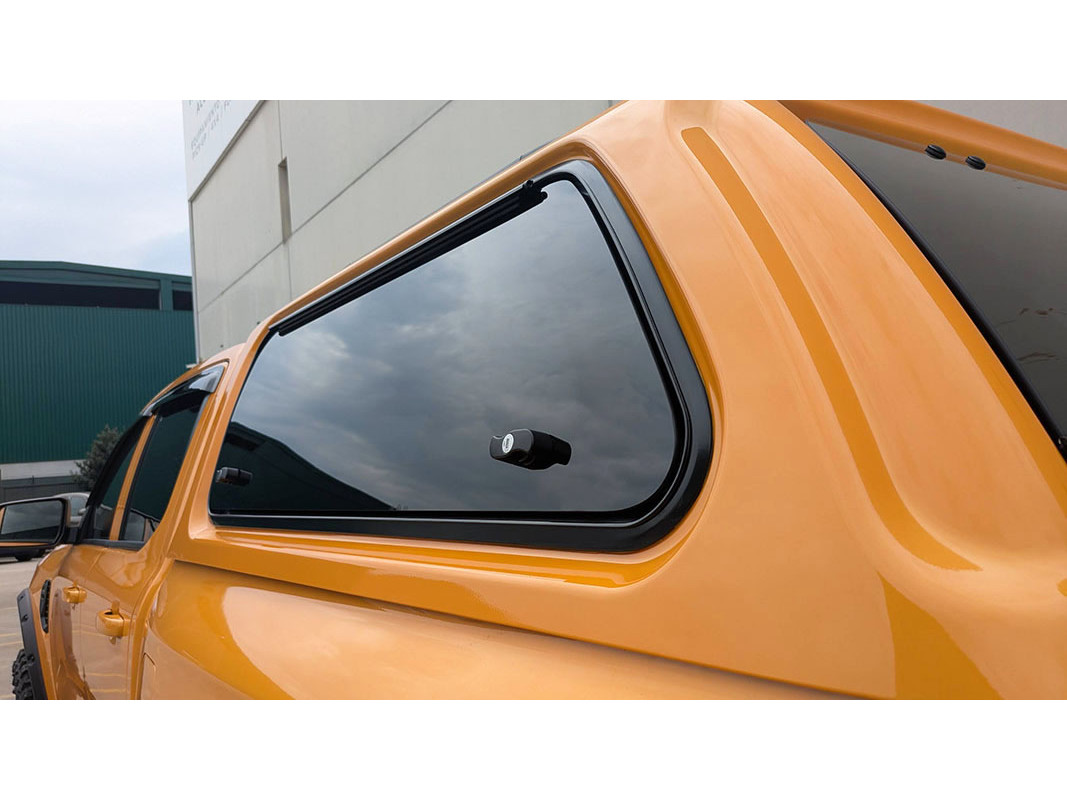 Hardtop AEROKLAS Stylish Plus em ABS com portões para Toyota Hilux 2026+ (cabina dupla)