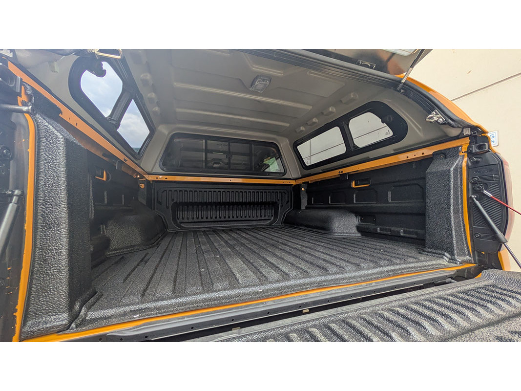 Hardtop AEROKLAS em ABS com janelas para Toyota Hilux 2026+ (cabina dupla)
