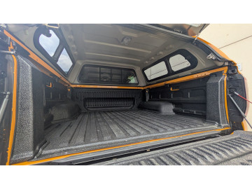 Hardtop AEROKLAS em ABS com janelas para Toyota Hilux 2026+ (cabina dupla)