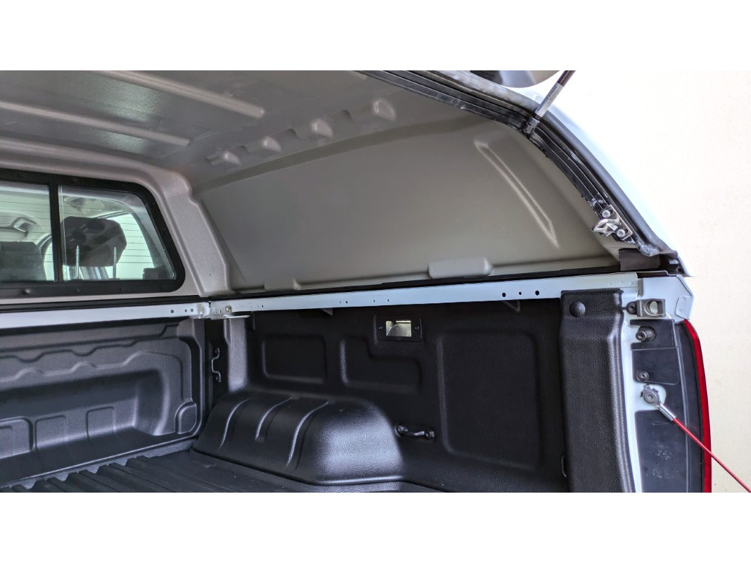 Hardtop AEROKLAS em ABS sem janelas para Toyota Hilux 2026+ (cabina dupla)