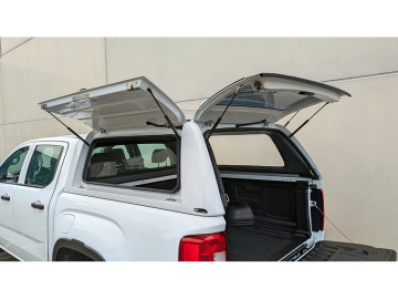 Hardtop ALPHA CME em fibra com portas laterais em fibra para Mitsubishi L200 2010–2015 de cabine dupla.