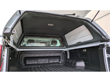 Hardtop ALPHA CMX em fibra, com portões em vidro para dupla cabina, com comando remoto.