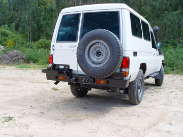 Para-choques traseiro com suporte para roda suplente e suporte para jerry can