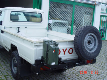 Para-choques traseiro com suporte para roda suplente e suporte para jerry can (apenas J79)