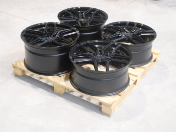 Set Of Cvr5 22X9,5 Et45 22X11,5 Et60 5X112 Gloss Black