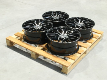 Set Of Jr28 18X7,5 Et40 5X105 Gloss Black Machined Face